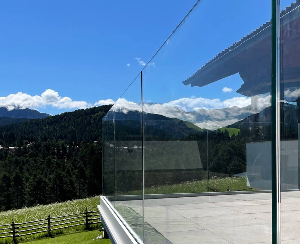 Parapetto di vetro in un terrazzo
