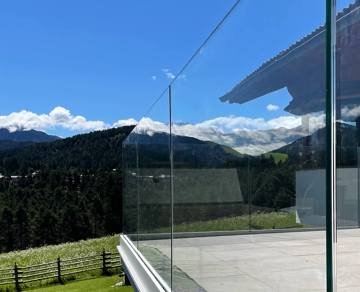 Parapetto di vetro in un terrazzo